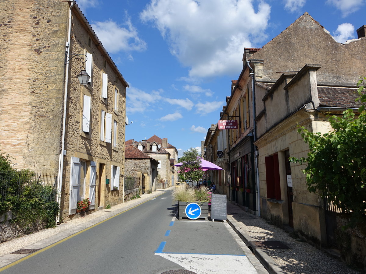 Cadouin, historische Huser in der Rue Albert de Veer (22.07.2018)