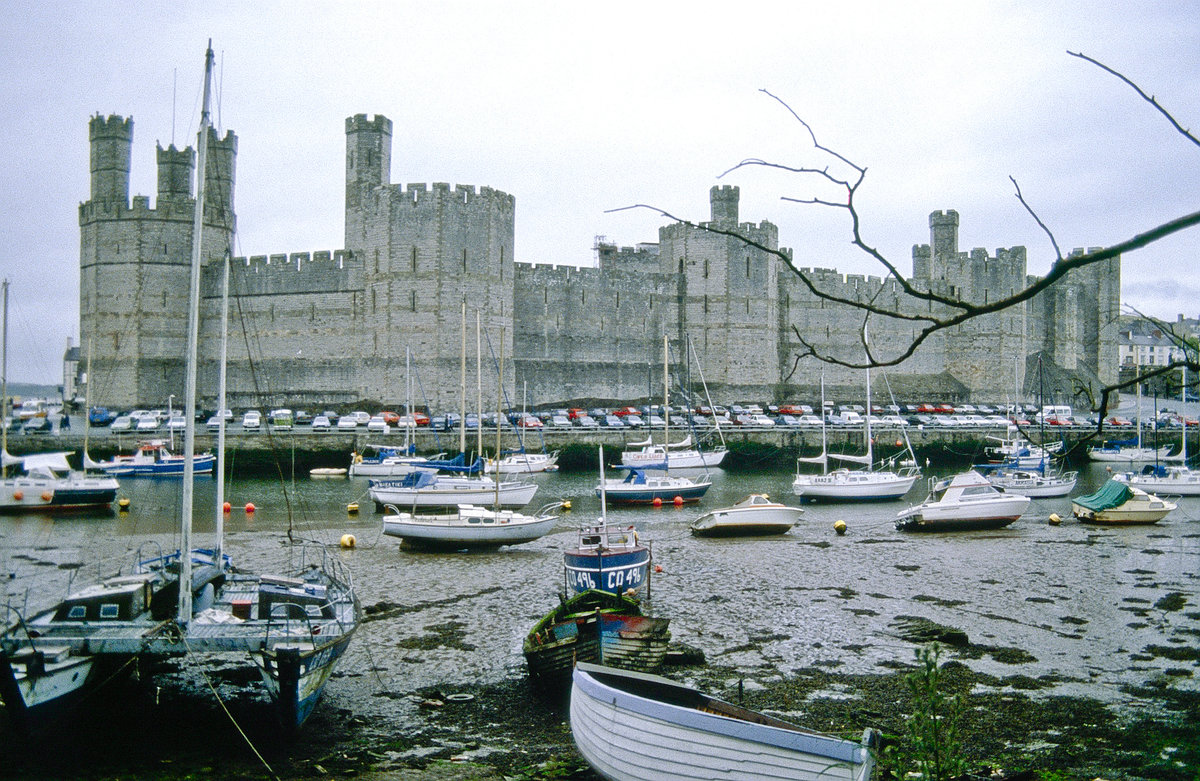 Caernarfon Castle in North Wales. Bild vom Dia. Aufnahme: Juni 1991.