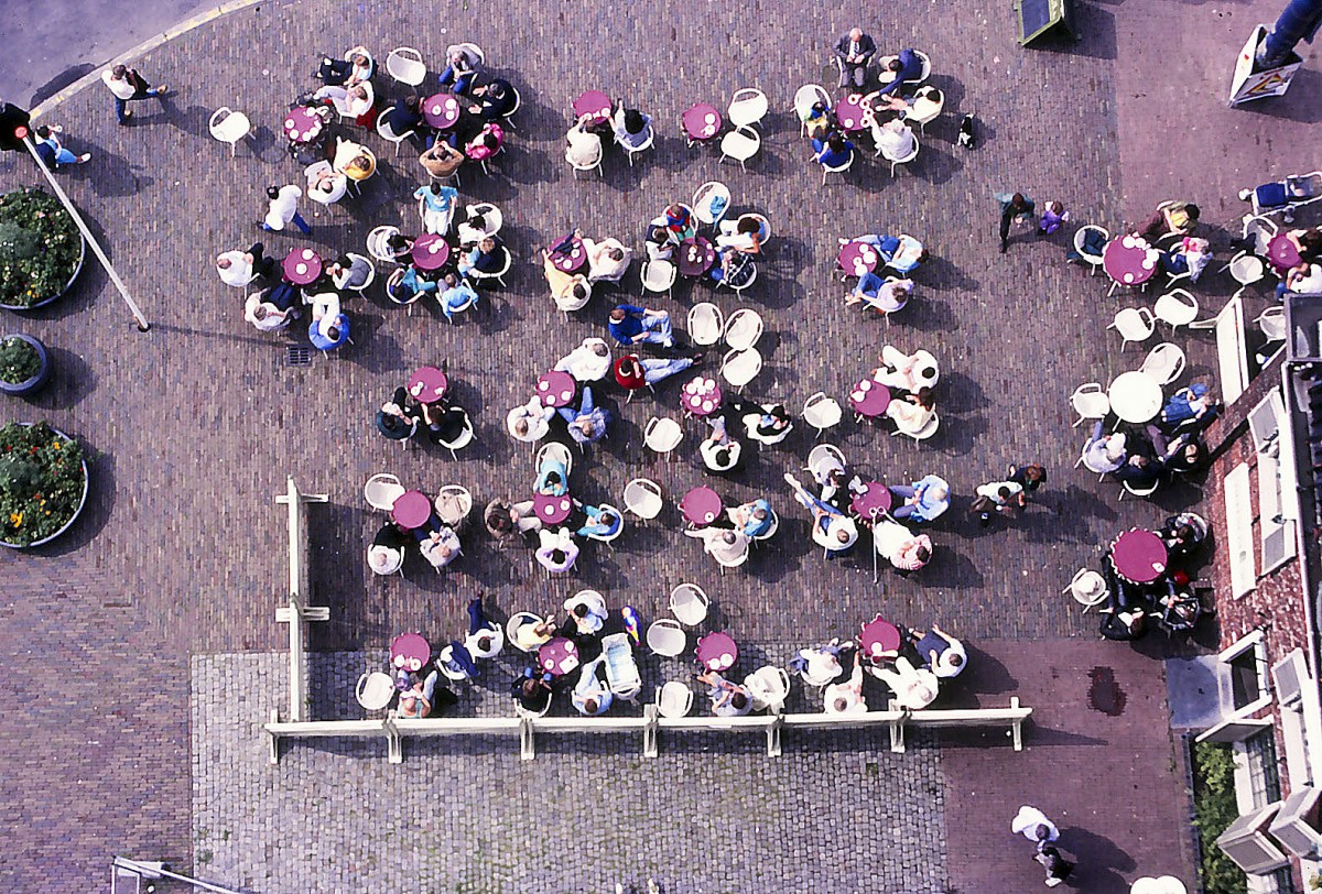 Café auf dem Grote Markt in Groningen vom Martiniturm aus gesehen.Aufnahme: Juni 1988 (Bild vom Dia).