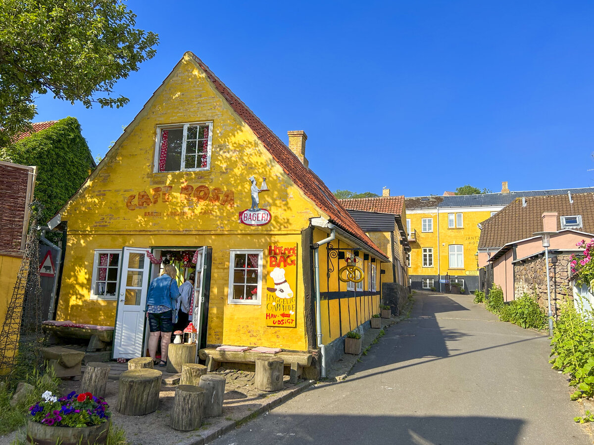 Caf Rosa am Skyttegnget im Dorfzentrum von Gudhjem. Aufnahme: 17. Juni 2023.