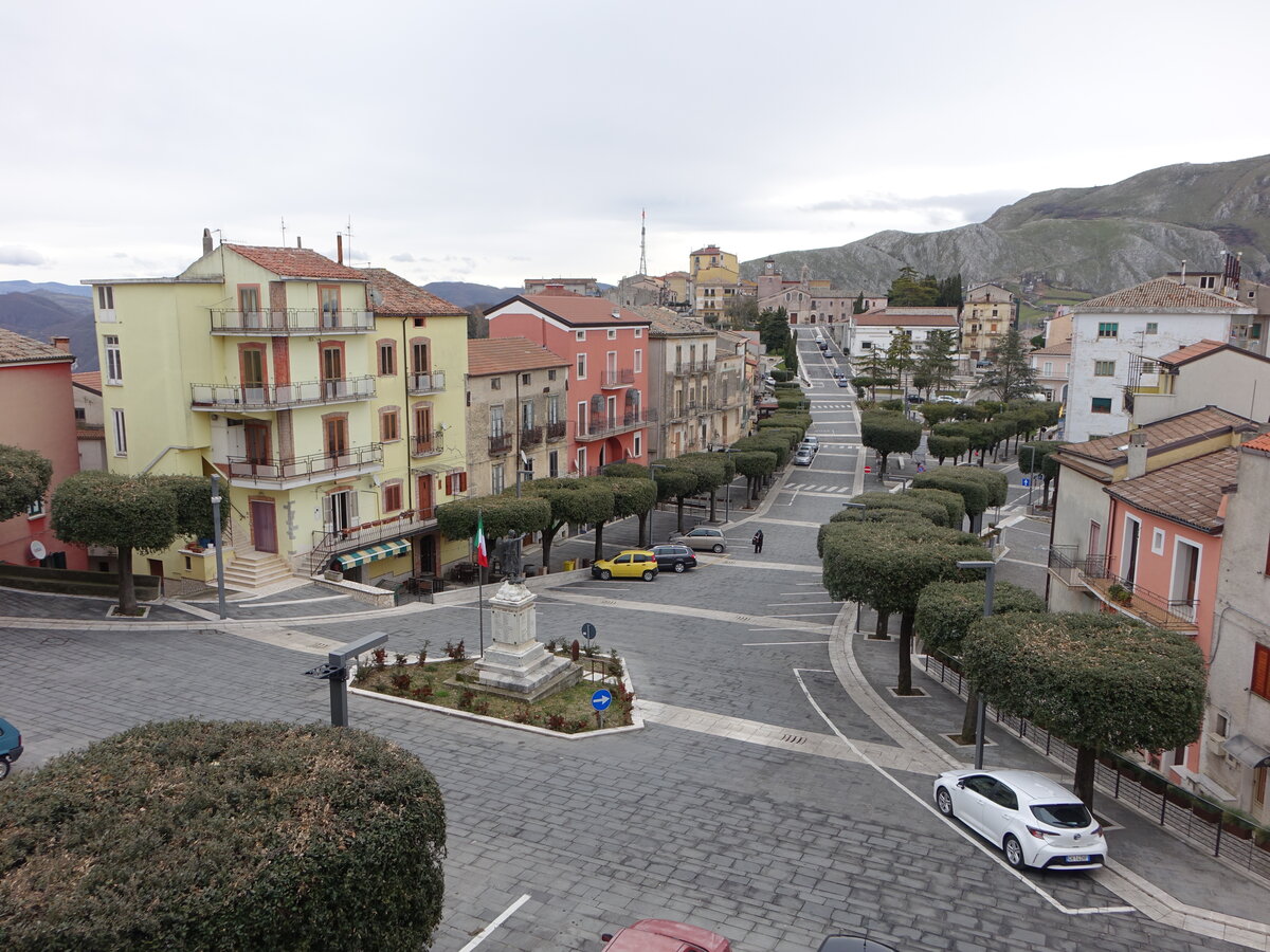 Caggiano, Denkmal und Huser an der Piazza Lago (27.02.2023)