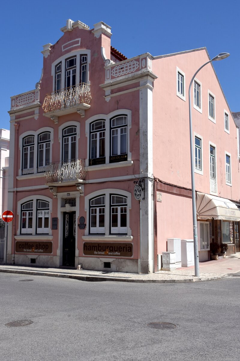 CALDAS DA RAINHA (Concelho de Caldas da Rainha), 15.08.2019, typisches Stadthaus in der Rua dos Herois da Grande Guerra / Ecke Rua do Coronel Soeiro de Brito