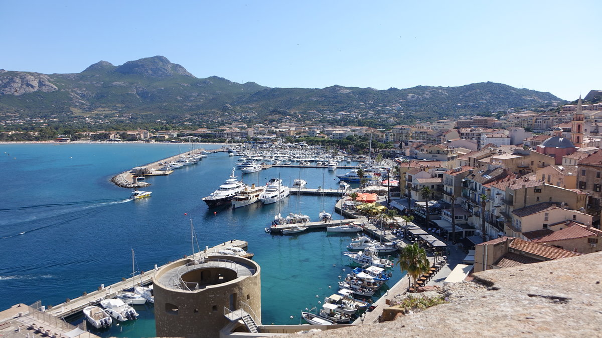 Calvi, Ausblick von der Zitadelle auf die Altstadt und den Golf von Calvi (19.06.2019)