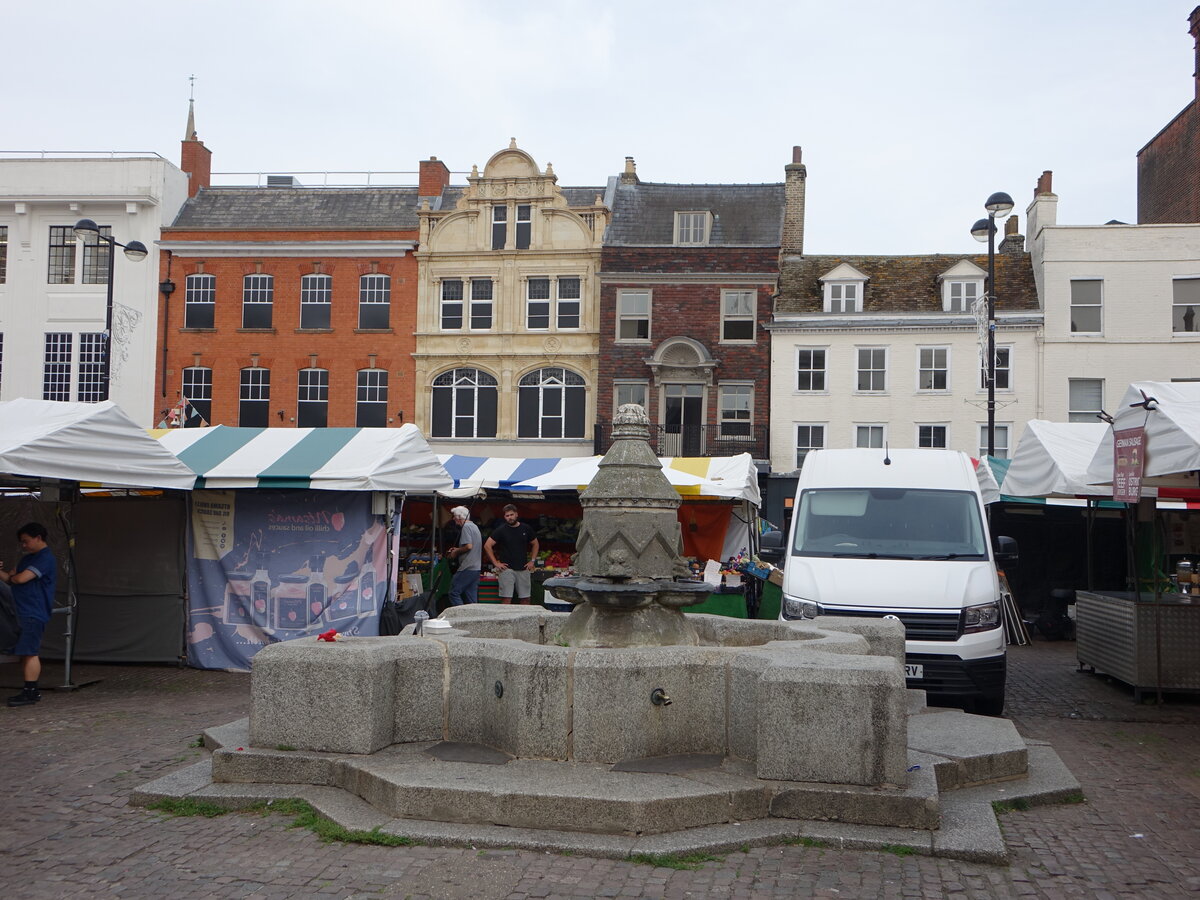 Cambridge, Huser und Brunnen am Market Hill (08.09.2023)