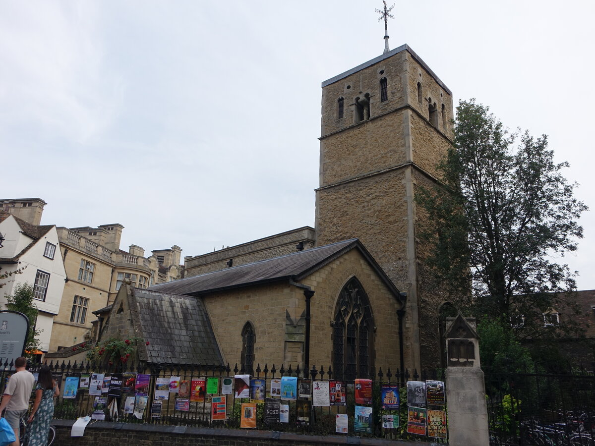 Cambridge, Pfarrkirche St. Benedikt mit angelschsischen Turm, erbaut ab 1000, ltestes Gebude im Cambridge, Kirchenschiff erbaut im 13. Jahrhundert, Nordschiff neu erbaut 1853, Sdschiff von 1872 (08.09.2023)