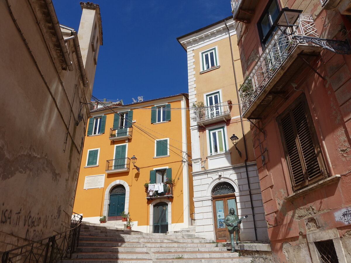 Campobasso, Huser und Denkmal fr Fred Bongusto in der Via Anselmo Chiarizia (17.09.2022)