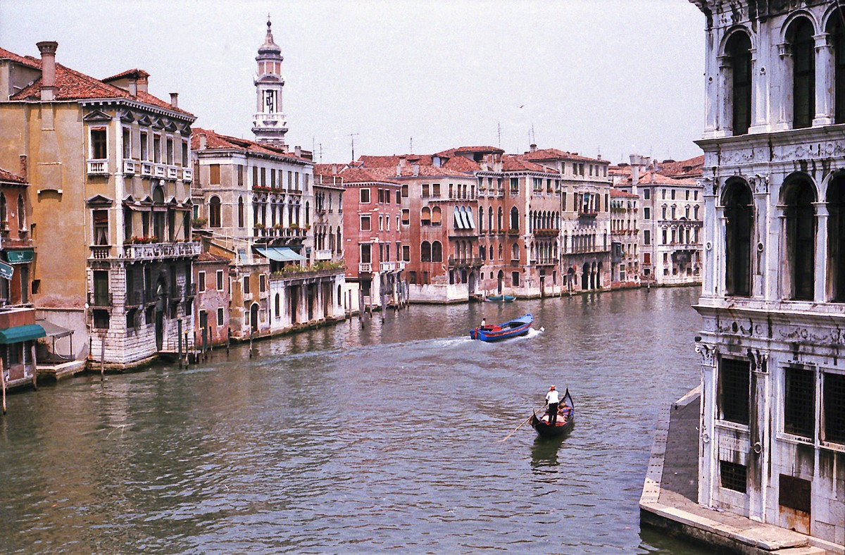 Canal Grande in Venedig. Aufnahme: Juli 1984 (digitalisiertes Negativfoto).