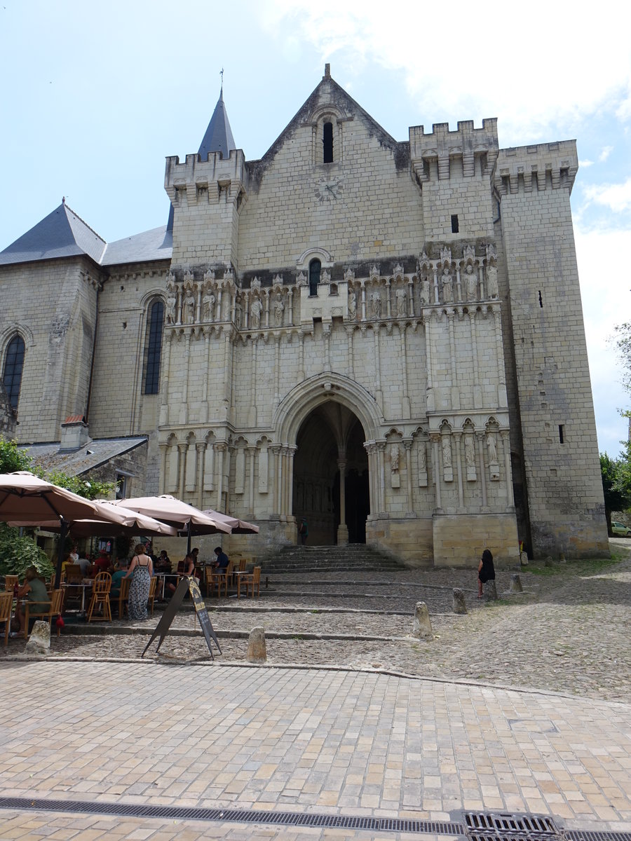 Candes Saint-Martin, St. Martin Kirche, erbaut im 12. Jahrhundert, Zinnen und Pechnasen aus dem 15. Jahrhundert (09.07.2017)