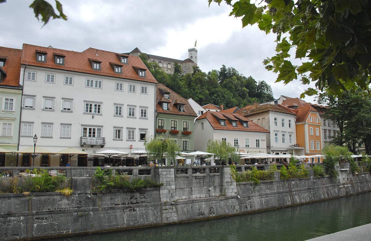 Cankarjevo nabreje am Fluss Ljubljanica in Ljubljana. Aufnahme: 1. August 2016.