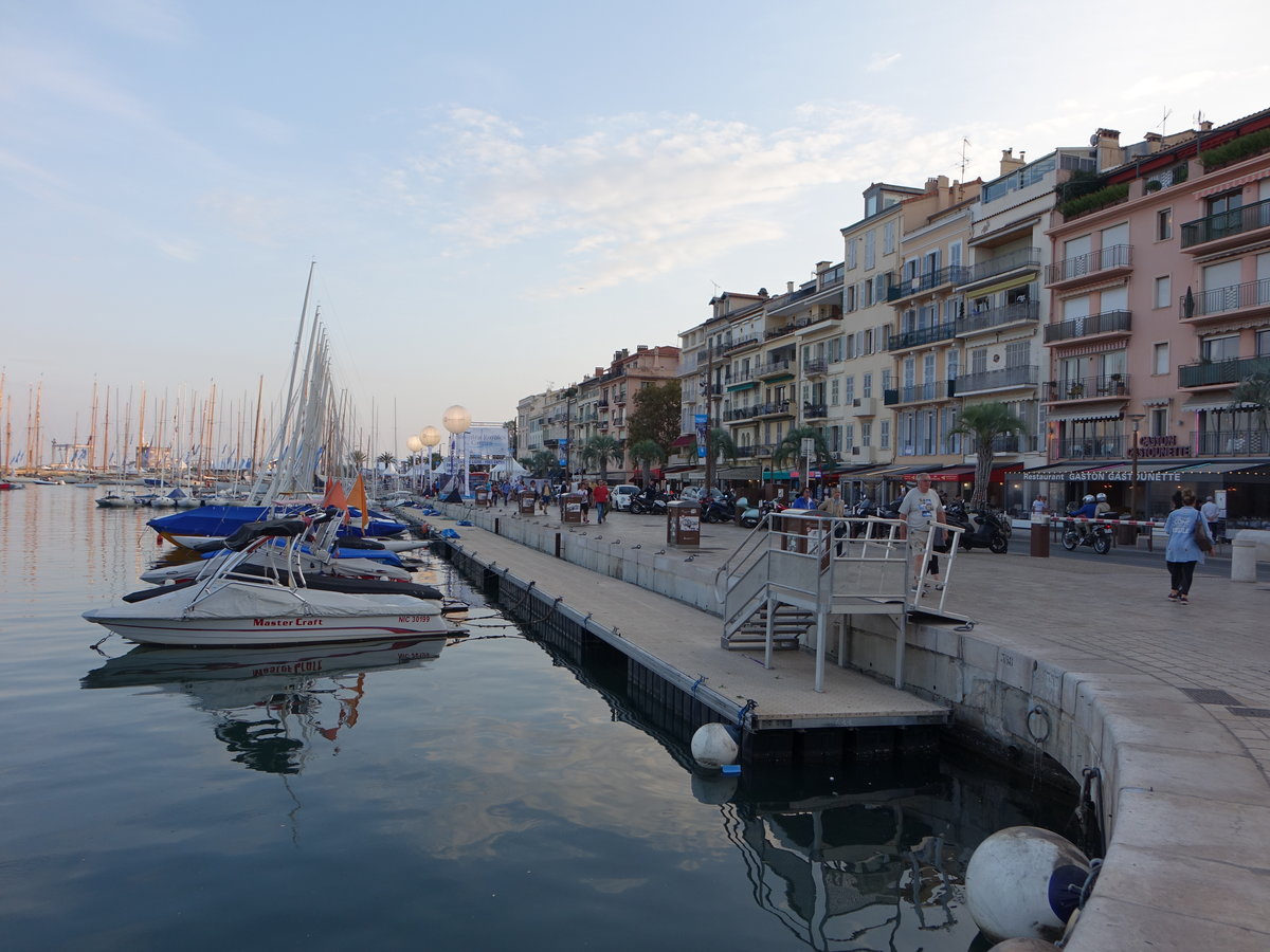 Cannes, Hafen und Gebäude am Quai Saint Pierre (26.09.2017)