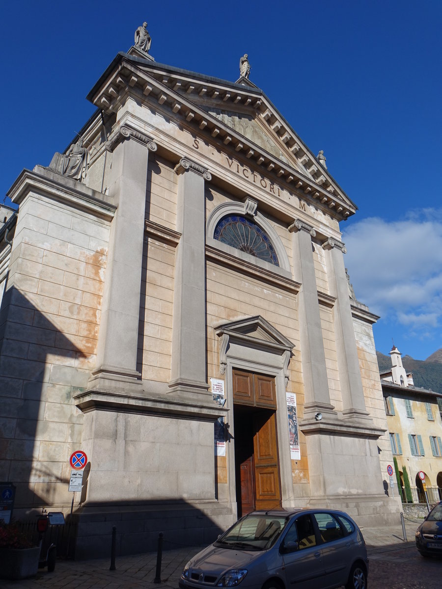 Cannobio, Kollegiatskirche San Vittore, erbaut im 17. Jahrhundert, Fassade von 1842 (05.10.2019)