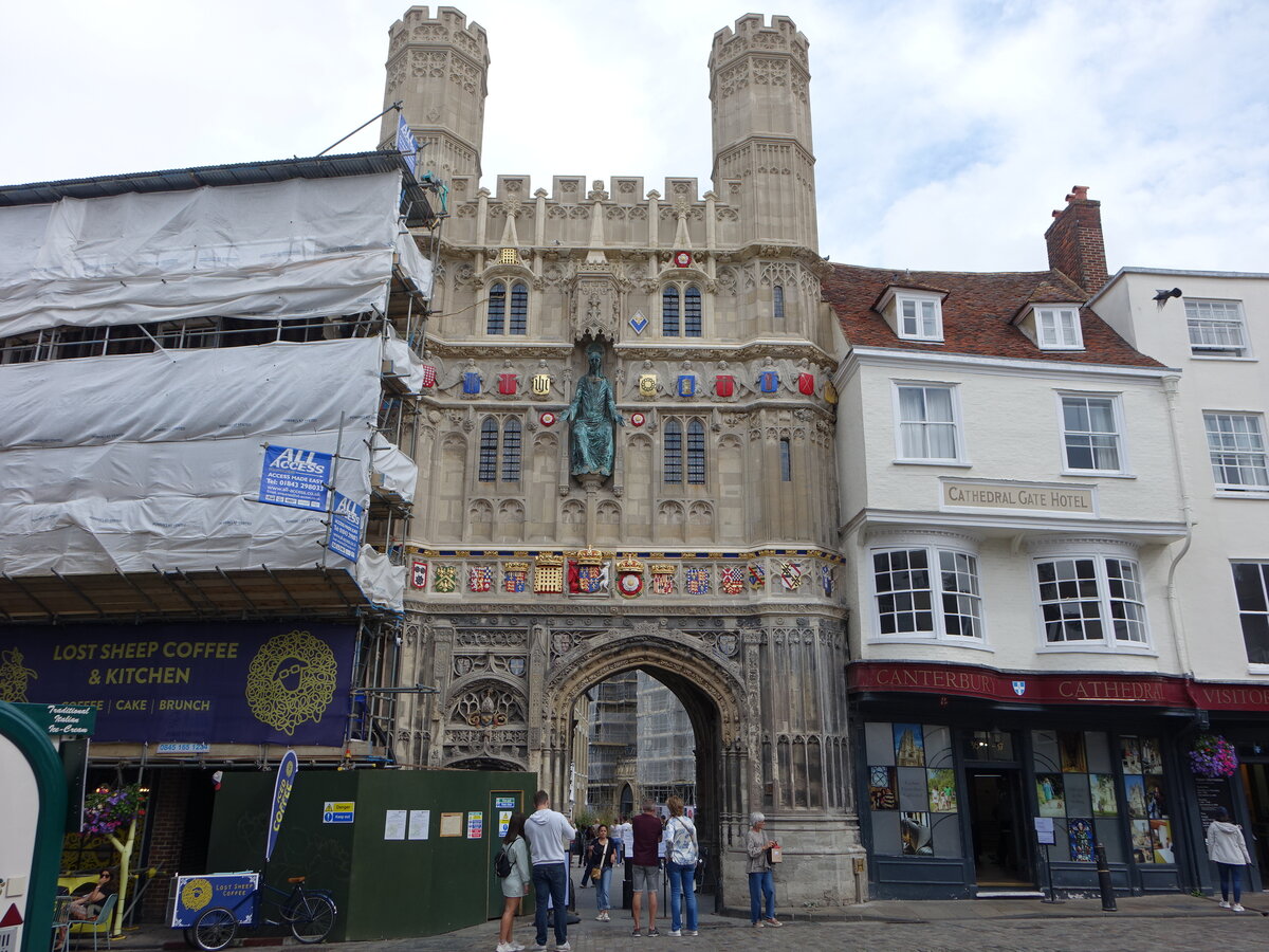 Canterbury, Christchurch Gateway, reich ausgestatteter doppeltrmiger Bau der engl. Sptgotik, erbaut im 16. Jahrhundert (02.09.2023)