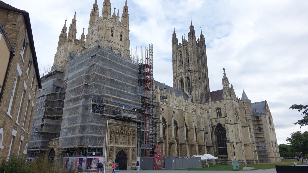 Canterbury, Kathedrale, erbaut im 12.-14. Jahrhundert im Stil der engl. Sptgotik, Mitttelturm Bell Harry aus dem 17. Jahrhundert (02.09.2023)