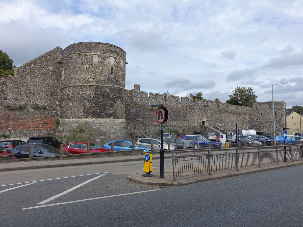 Canterbury, Rundturm und Teil der Stadtmauer an der Broad Street (02.09.2023)