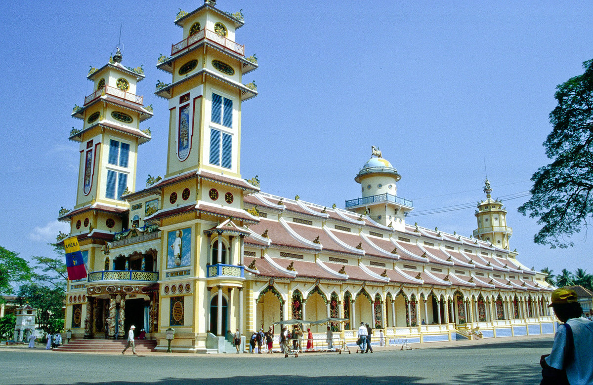 Cao-Đai-Tempel in Ty Ninh nahe Ho-Chi-Minh-Stadt. Bild vom Dia. Aufnahme: Januar 2001.