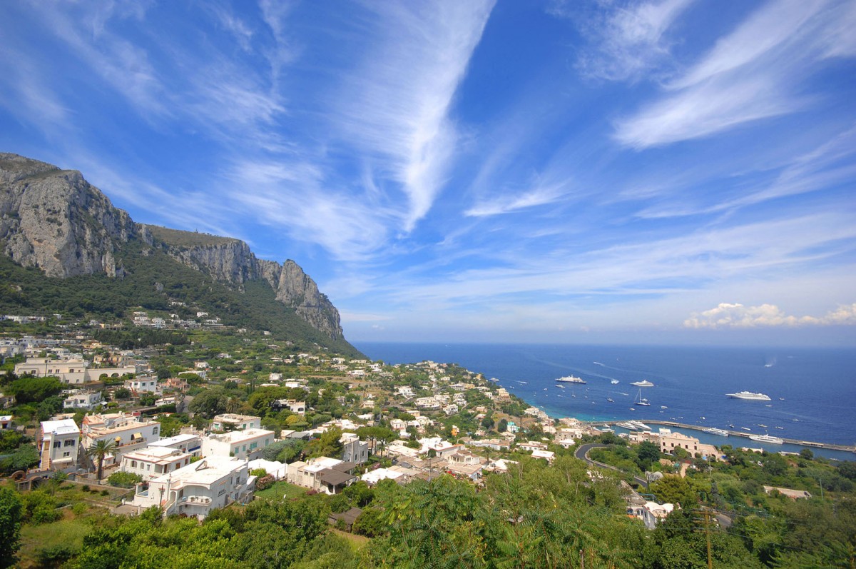 Capri Dorf von Via San Francesco aus gesehen. Aufnahme: Juli 2011.