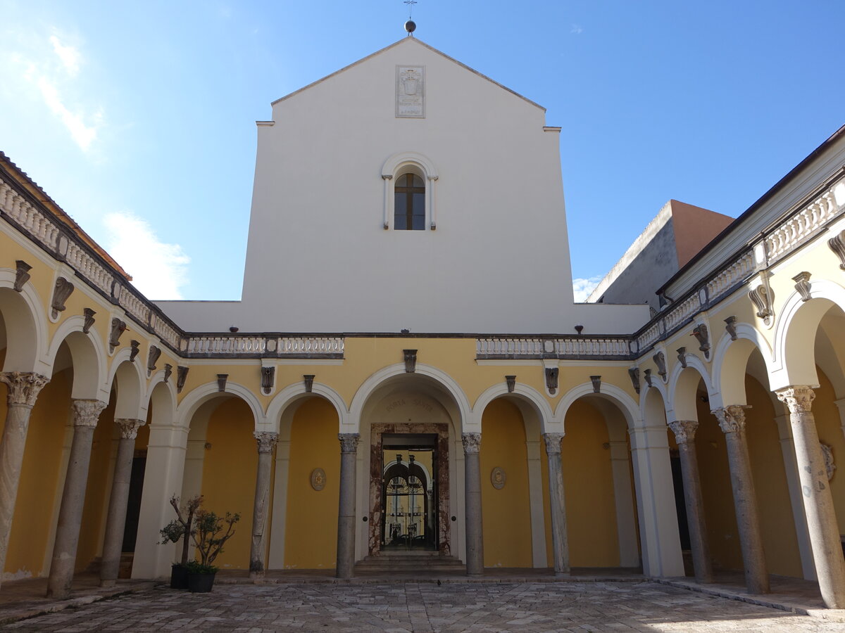 Capua, Dom San Stefano, erbaut von 1854 bis 1857 durch den Architekten Federico Travaglini, nach Zerstrung im Jahr 1943 Wiederaufbau von 1949 bis 1957 (21.09.2022)