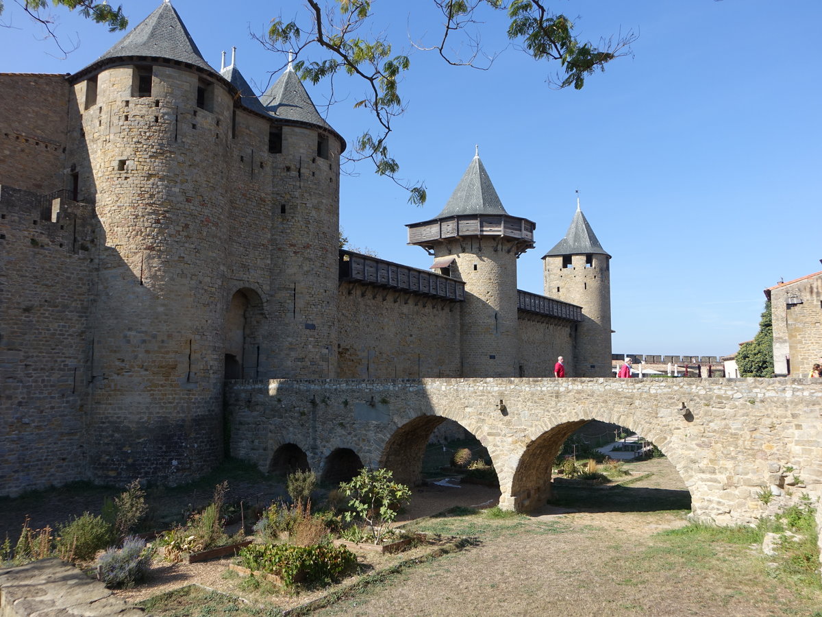 Carcassonne, Chateau Comtal mit dem Tor Porte de l`Est, Trmen Tour des Casernes und Tour de Major (29.09.2017)