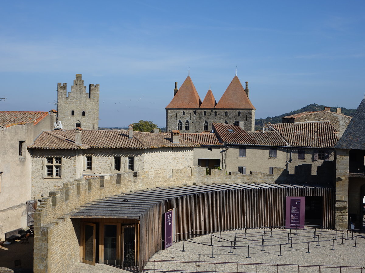 Carcassonne, Wehrmauer des Chateau Comtal und Trme vom Stadttor Porte Narbonnaise (29.09.2017)