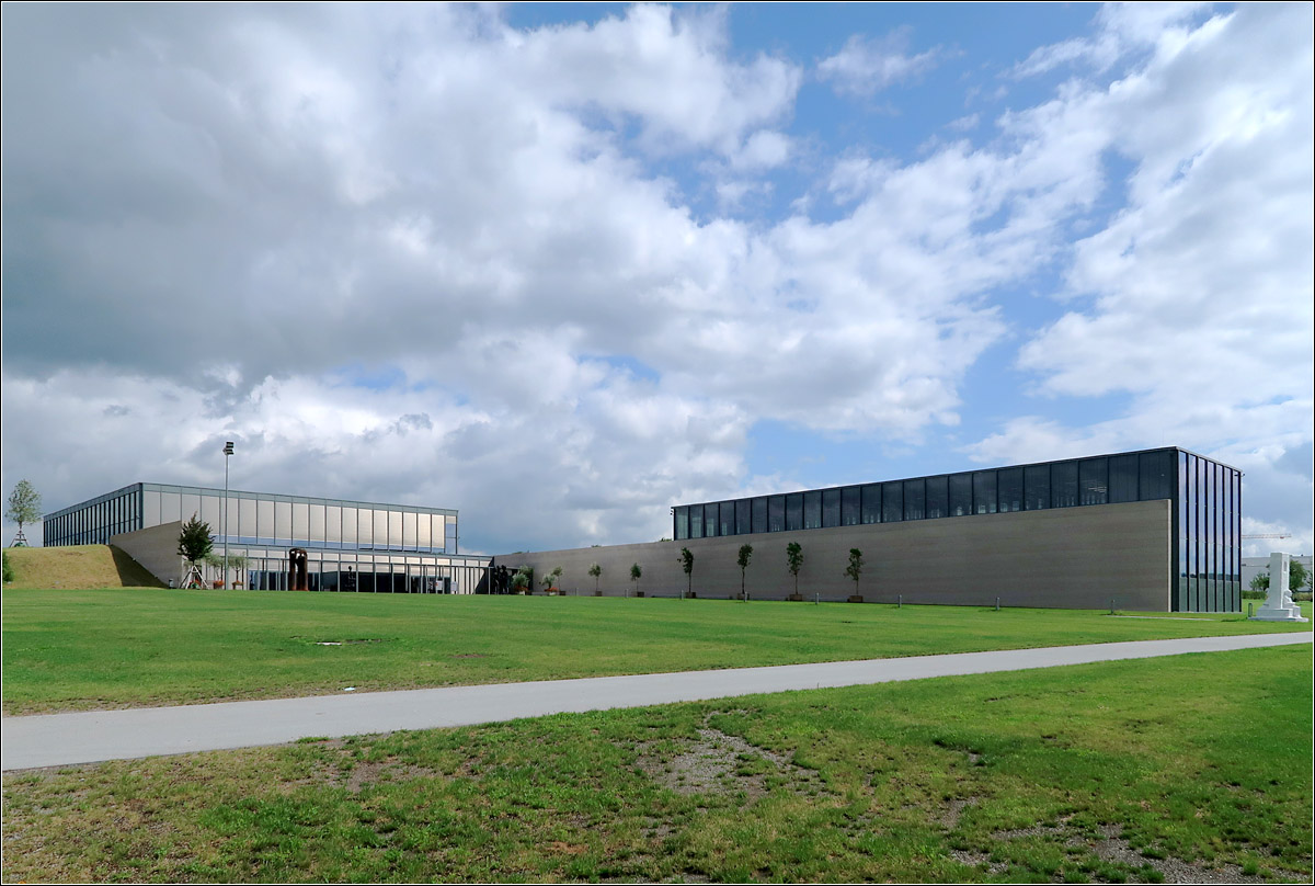 Carmen Wrth Forum mit Museum Wrth 2 -

... in Knzelsau-Gaisbach. Blick auf die Eingangsseite mit dem groen Veranstaltungsraum links und dem Museum rechts. In diesem durch zwei Mauern eingefassten Hof knnen auch Open-Air Veranstaltungen stattfinden. Auerdem bietet sich von hier nach Sden ein schner Blick in die Landschaft mit den Waldenburger Bergen im Hintergrund.

29.07.2021 (M)