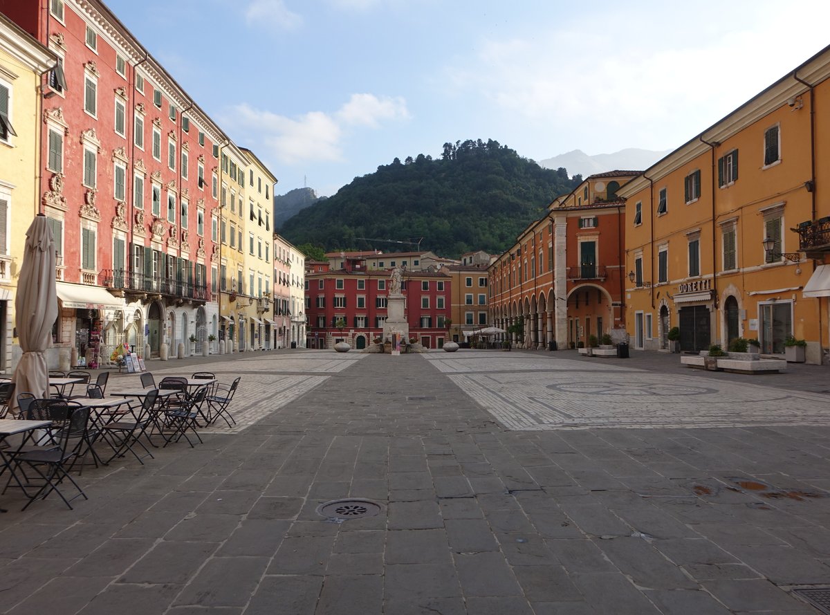 Carrara, Huser an der historischen Ortsmitte Piazza Alberica (16.06.2019)