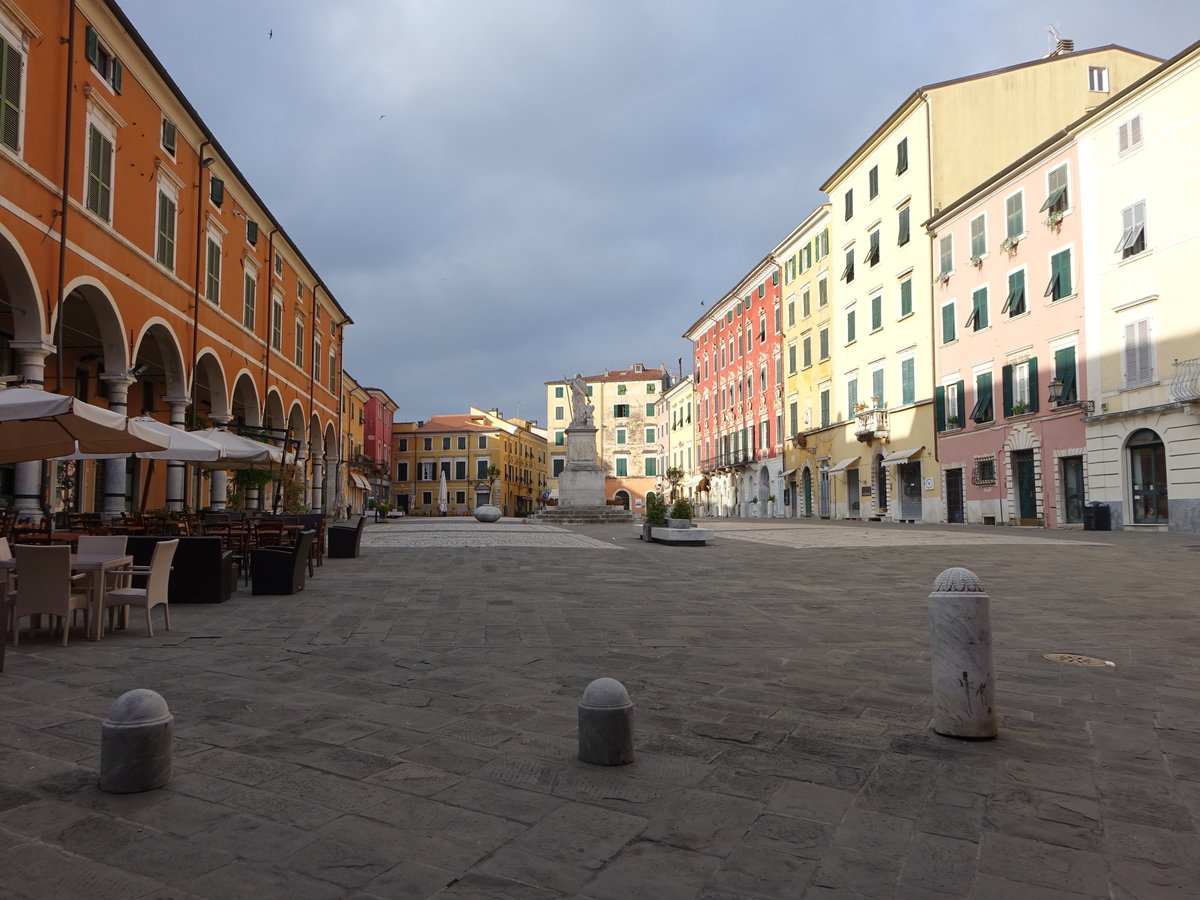 Carrara, historische Huser an der Piazza Alberica (15.06.2019)