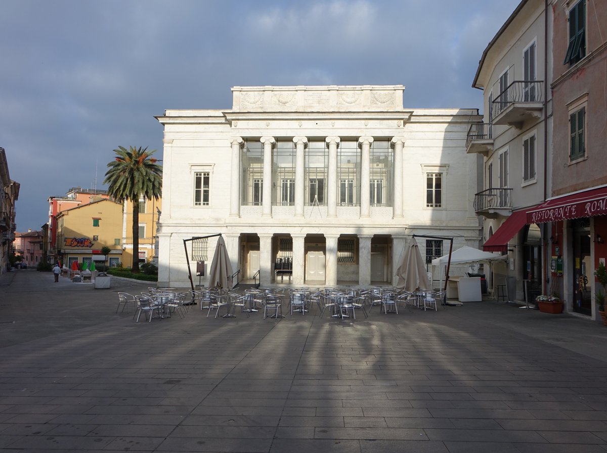 Carrara, Teatro Animosi, neoklassizistische Fassade, erbaut 1840 durch den Architekten Giuseppe Pardini (16.06.2019)