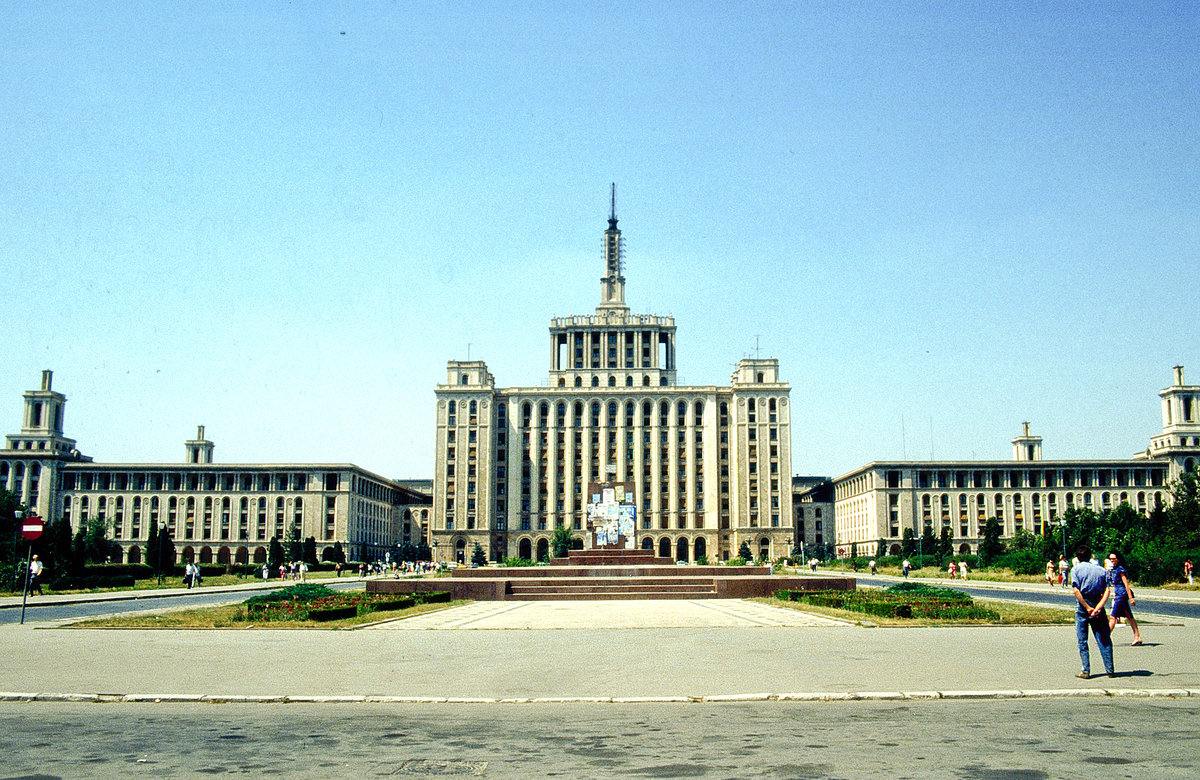 Casa Presei Libere in Bukarest. Bild vom Dia. Aufnahme: Juli 1990.