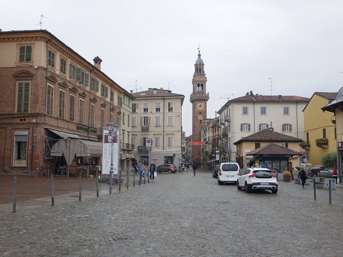 Casale Monferrato, historische Gebude an der Piazza Castello (06.10.2018)