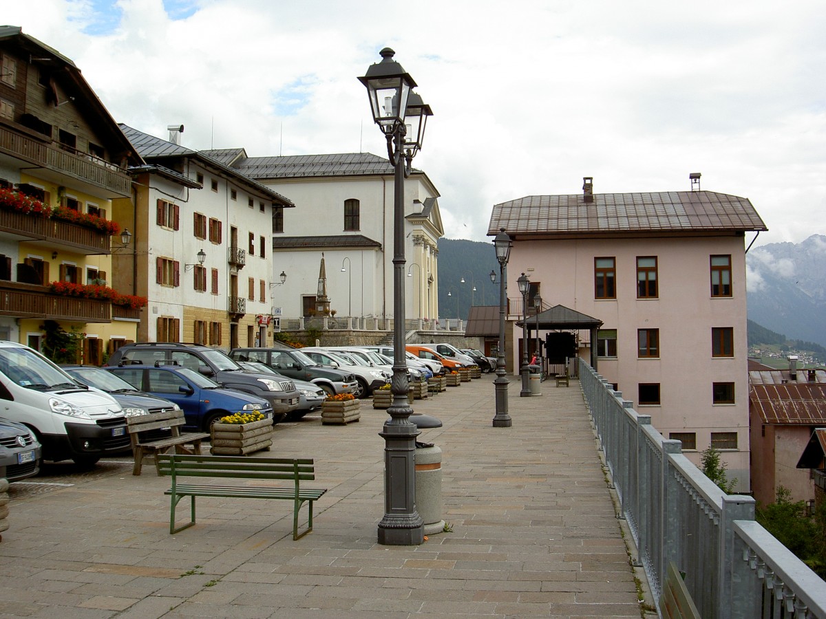 Casamazzagno, Hauptplatz mit Pfarrkirche San Leonardo aus dem 16. Jahrhundert (20.09.2014)