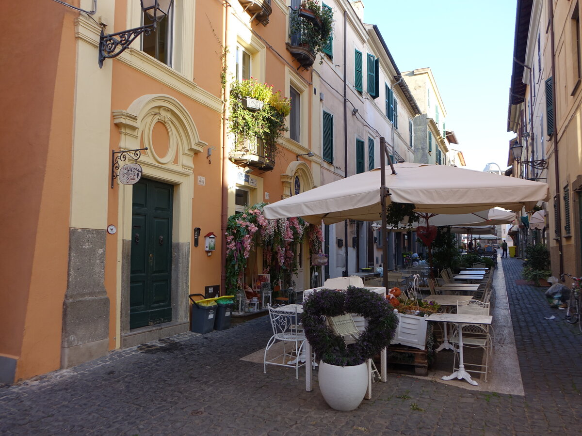 Castel Gandolfo, Huser und Cafes am Corso della Repubblica (20.09.2022)