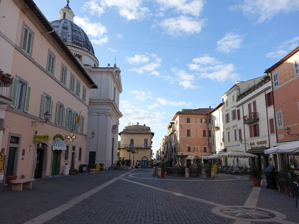 Castel Gandolfo, Piazza della Liberta mit San Tommaso Kirche (20.09.2022)