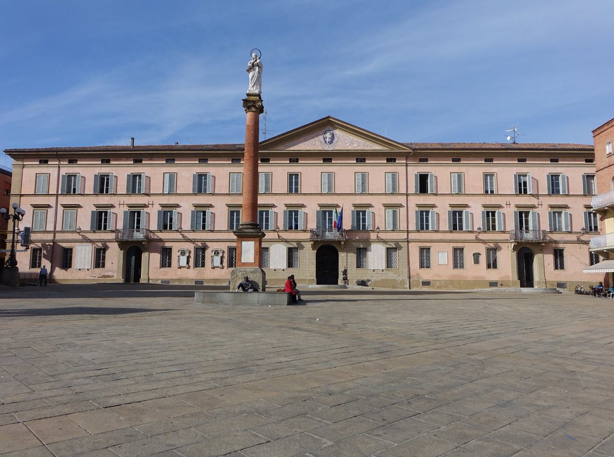 Castel San Pietro Terme, Kolonnade an Piazza XX Settembre und Santuario del Crocifisso, erbaut 1602 (31.10.2017)