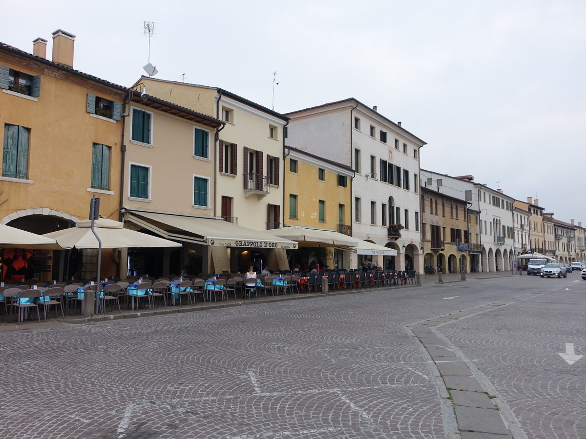 Castelfranco Veneto, historische Gebude an der Piazza Giorgione (18.09.2019)