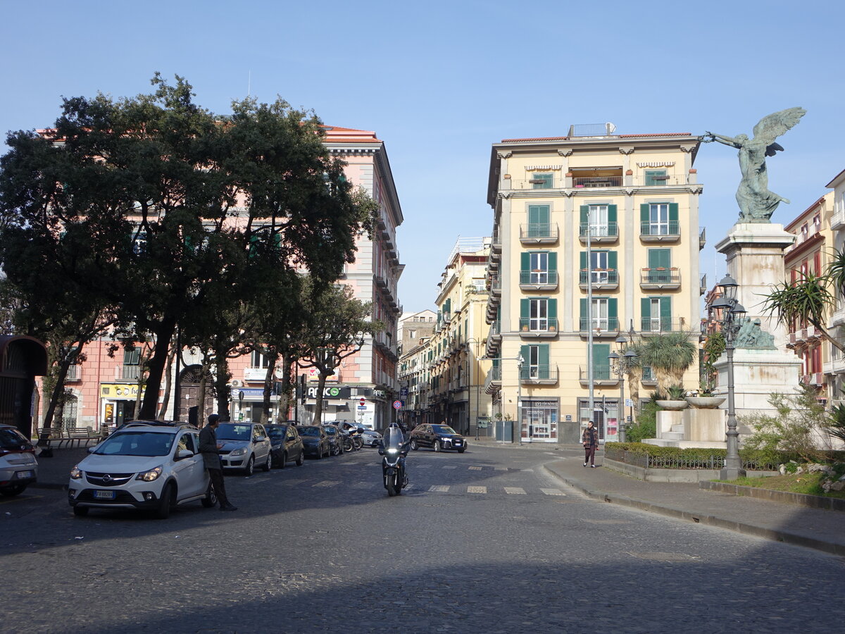 Castellammare di Stabia, Huser und Denkmal an der Piazza Principe Umberto (24.02.2023)