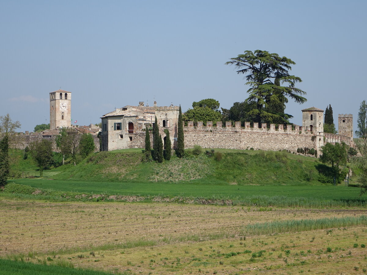 Castellaro Lagusello, Stadtmauer mit Trmen und Torre Orologio, erbaut im 13. Jahrhundert (12.04.2024)