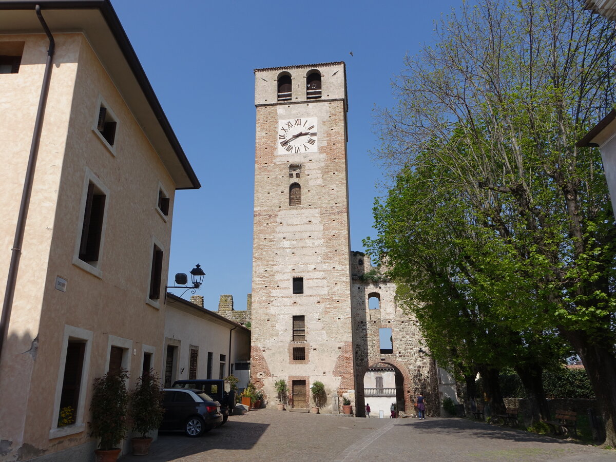 Castellaro Lagusello, Torre del Orologio in der Via Castello (12.04.2024)