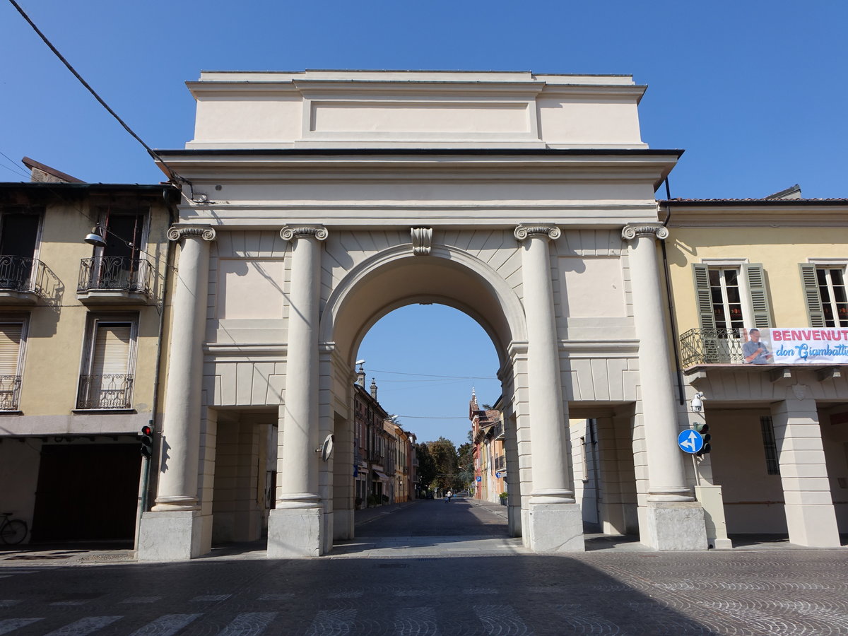 Castelleone, Stadttor in der Via Garibaldi (30.09.2018)