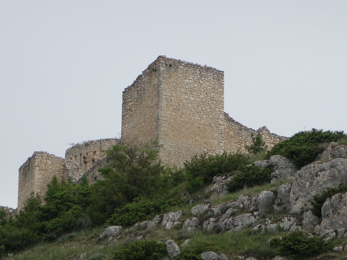 Castello di Bominaco, erbaut im 12. Jahrhundert, Wiederaufbau ab 1424 (26.05.2022)
