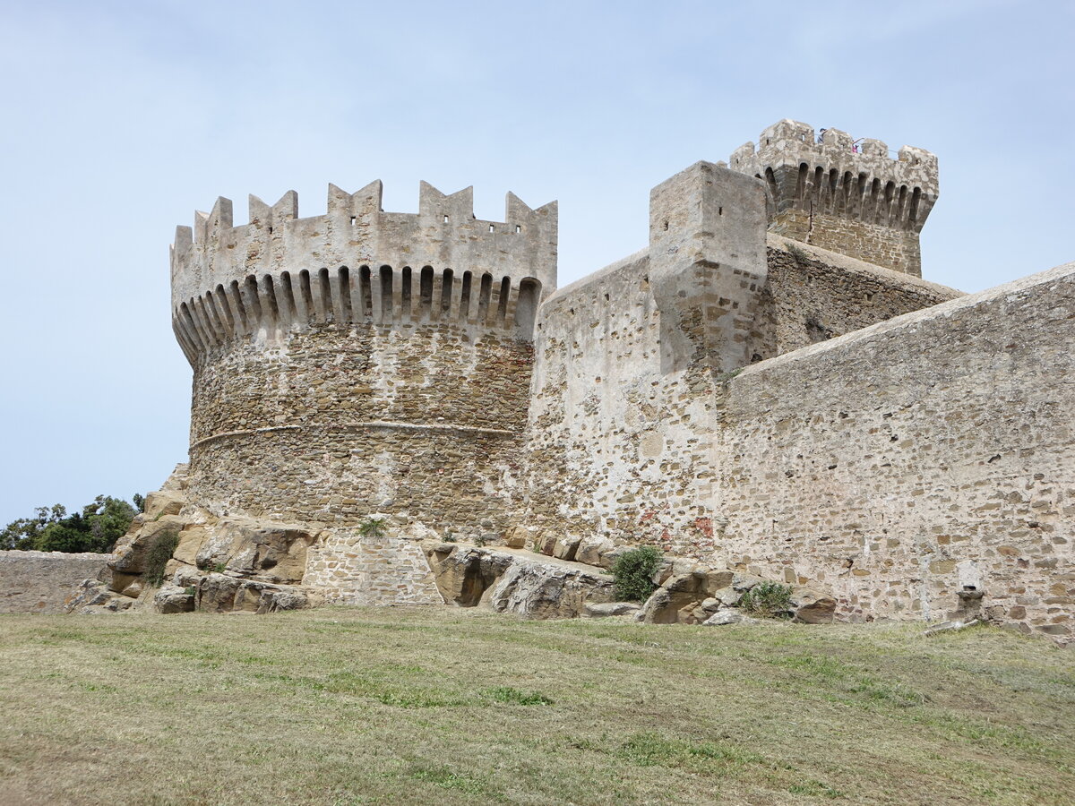 Castello di Populonia, erbaut im 15. Jahrhundert an der Piazza Curzio Desideri (22.05.2022)