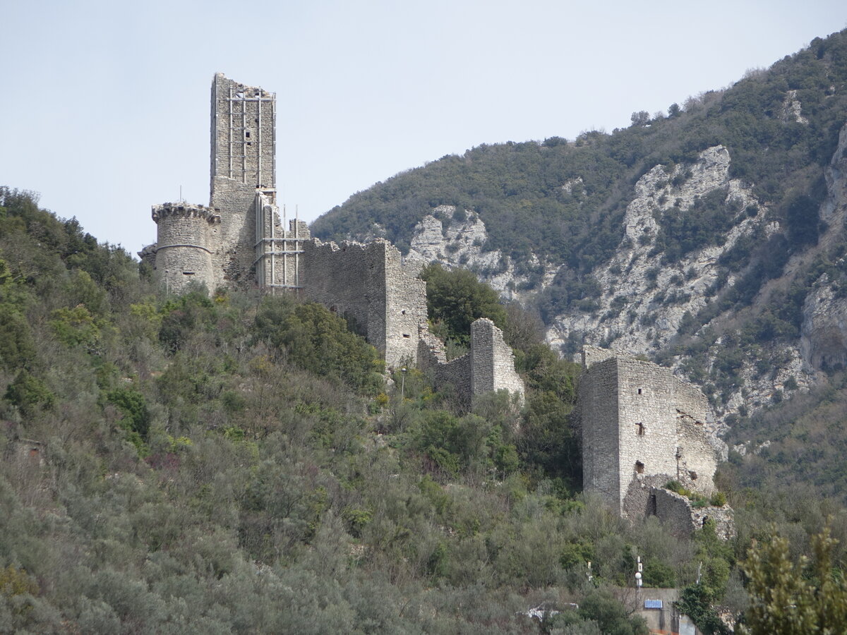 Castello von Ferentillo, erbaut im 12. Jahrhundert (28.03.2022)