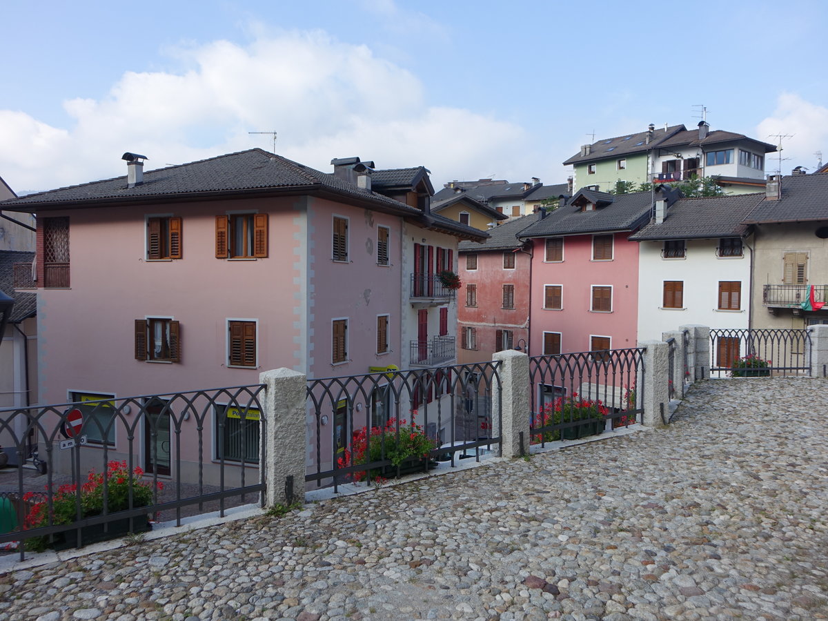 Castello Tesino, historische Gebäude an der Piazza San Giorgio (17.09.2019)