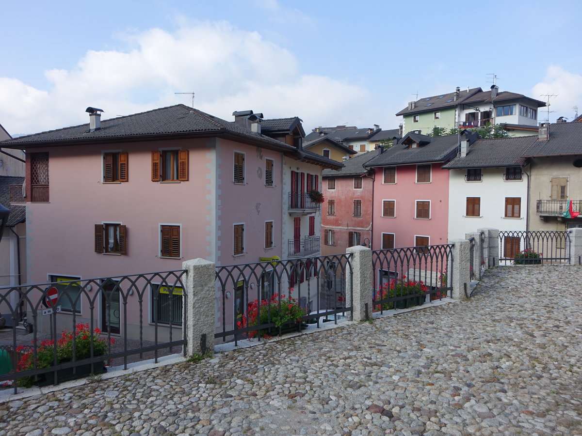 Castello Tesino, historische Gebude an der Piazza San Giorgio (17.09.2019)