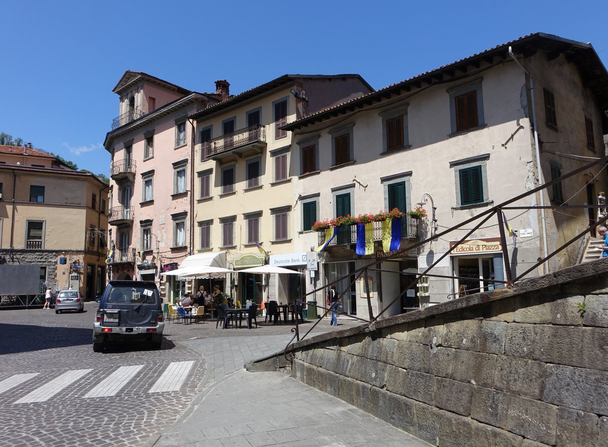 Castelnuovo di Garfagnana, Huser an der Piazza Umberto I. (16.06.2019)