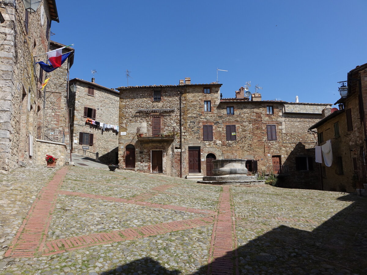 Castiglione d’Orcia, historische Huser an der Piazza di Vecchieta (21.05.2022)