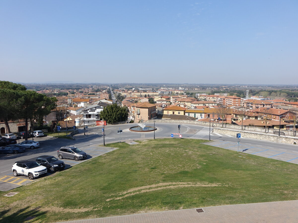 Castiglione del Lago, Ausblick von der Altstadt auf die Piazza Dante Alighieri (26.03.2022)