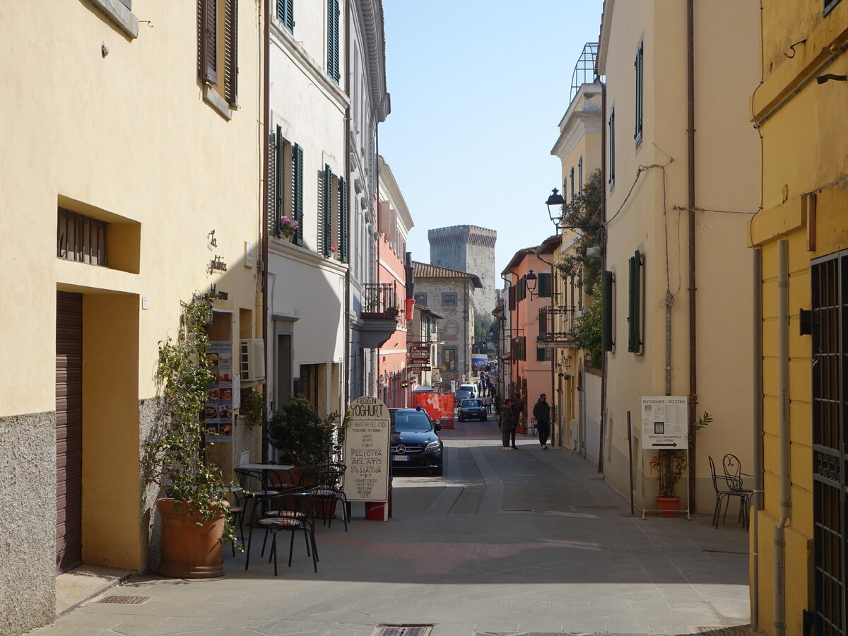 Castiglione del Lago, Blick in die Via Vittorio Emanuele mit Aussicht auf die Burg (26.03.2022)