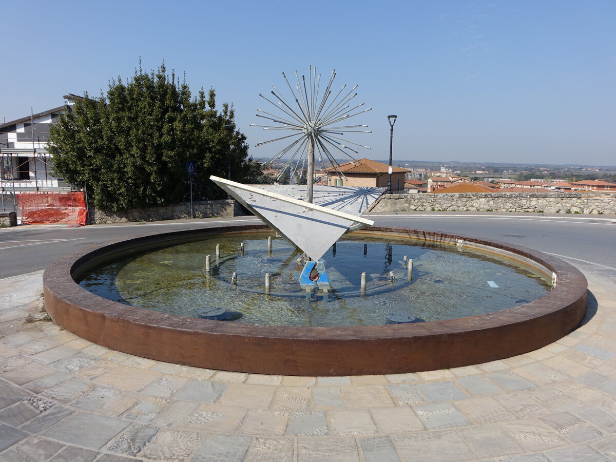Castiglione del Lago, Brunnen an der Piazza XXV. Aprile (26.03.2022)