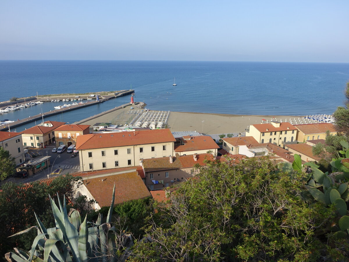 Castiglione della Pescaia, Ausblick von der Fortezza auf den Hafen (23.05.2022)