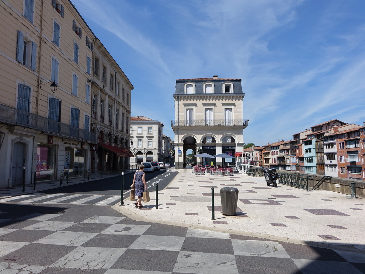 Castres, Gebude am Quai de Jacobines am Fluss Agout (30.07.2018)